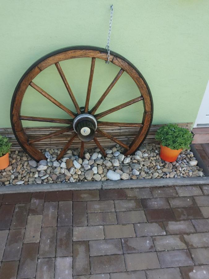 Ferienwohnung Apartman Blizko Brna S Dobovymi Dekoracemi Melcany Exterior foto