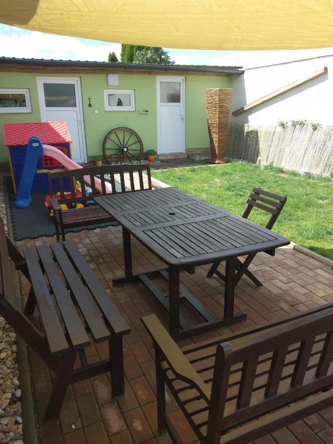 Ferienwohnung Apartman Blizko Brna S Dobovymi Dekoracemi Melcany Exterior foto