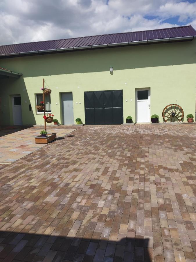 Ferienwohnung Apartman Blizko Brna S Dobovymi Dekoracemi Melcany Exterior foto