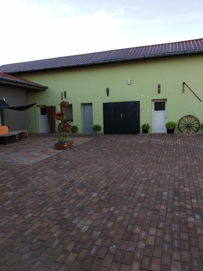 Ferienwohnung Apartman Blizko Brna S Dobovymi Dekoracemi Melcany Exterior foto
